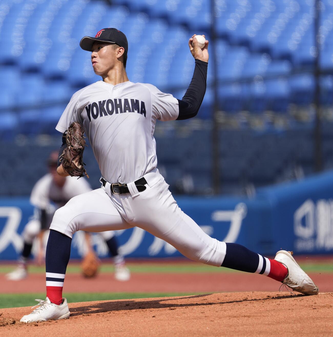 市ケ尾対横浜　力投する先発の横浜・小林鉄三郎（撮影・小島史椰）