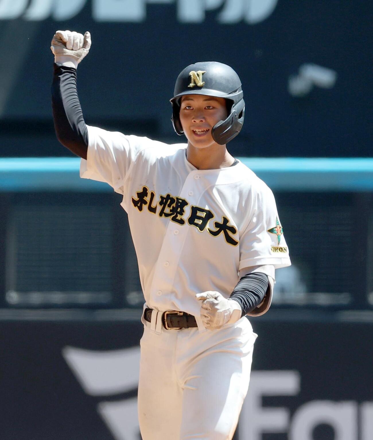札幌日大対駒大苫小牧　3回表札幌日大2死二、三塁、2点適時打を放ちガッツポーズの前田和磨（撮影・黒川智章）