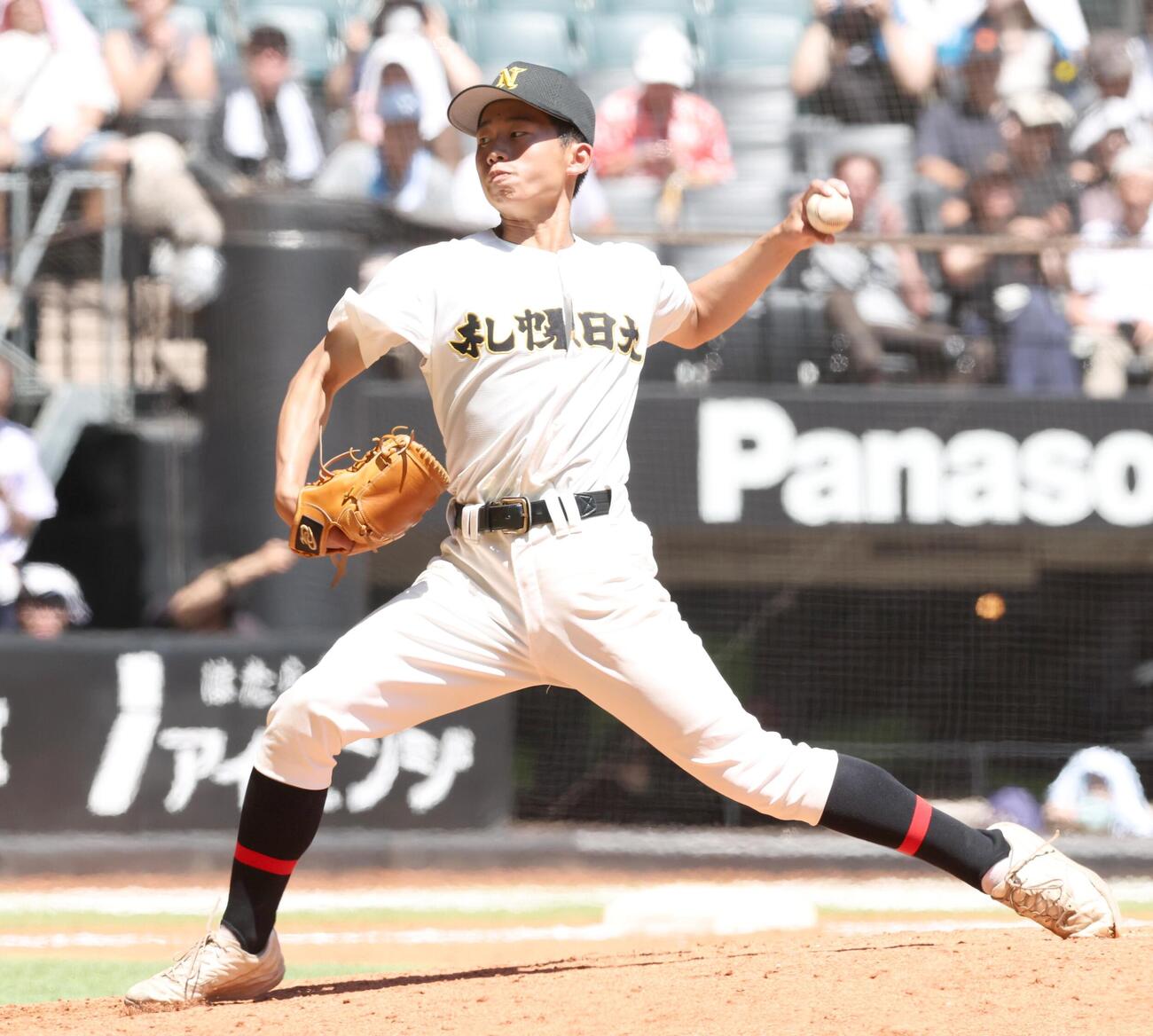 札幌日大対駒大苫小牧　8回途中から登板し力投する札幌日大・前田泰佑（撮影・黒川智章）