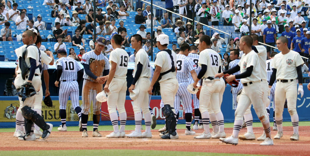 試合後、握手する日大三と東海大菅生の両ナイン（撮影・柴田隆二）