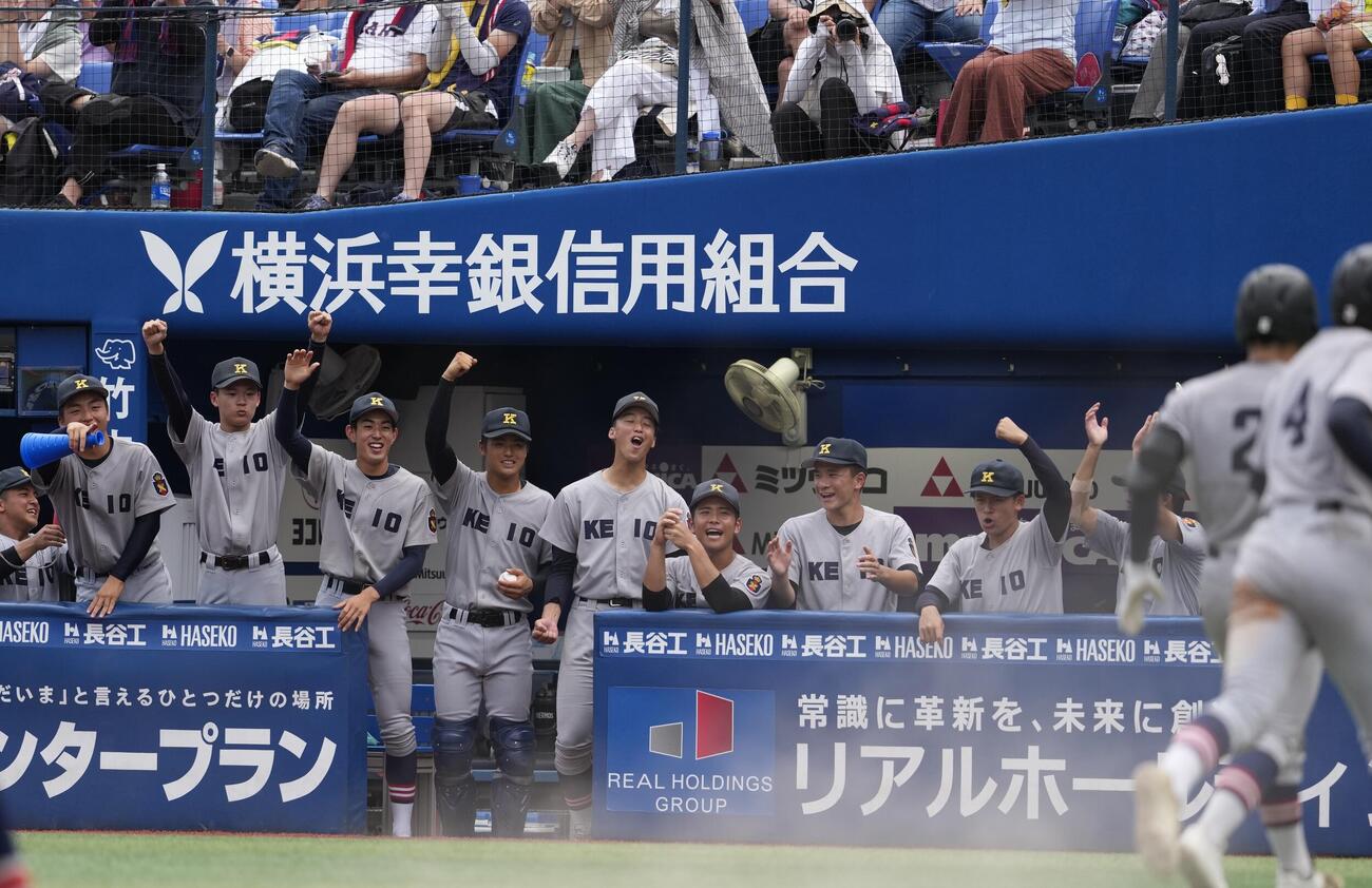立花学園対慶応　2回裏慶応無死一、三塁、杉森大輝が右犠飛を放ち喜ぶ慶応の選手たち（撮影・小島史椰）