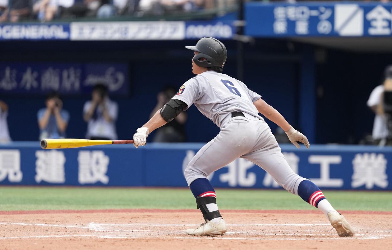 立花学園対慶応　2回裏慶応無死一、三塁、右犠飛を放つ杉森大輝（撮影・小島史椰）