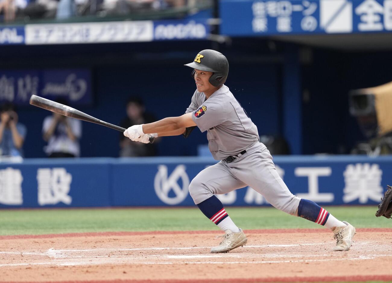 立花学園対慶応　2回裏慶応2死二塁、適時三塁打を放つ矢口翔大（撮影・小島史椰）