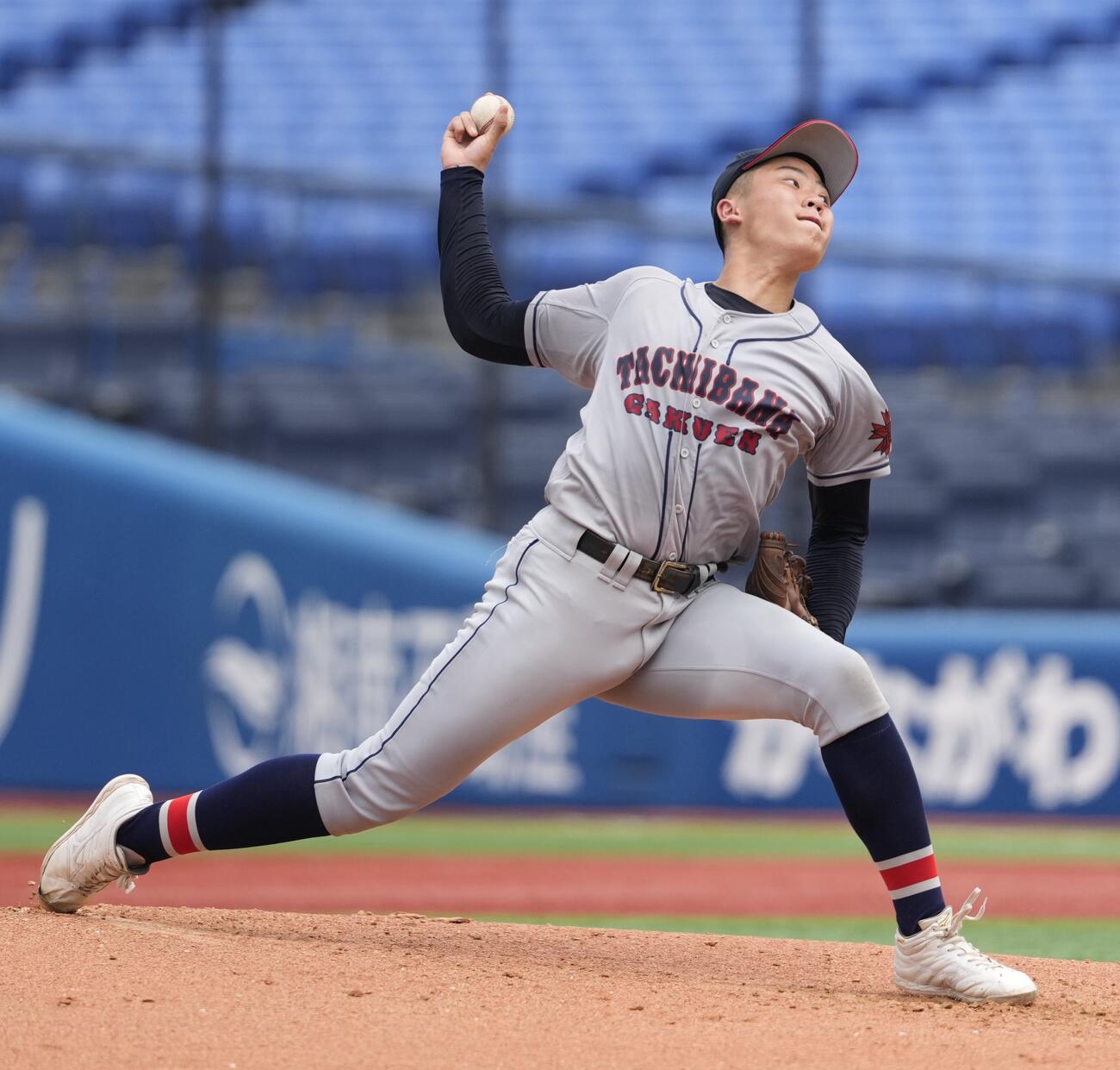 立花学園対慶応　2回裏途中から登板し力投する立花学園・根本奨大（撮影・小島史椰）