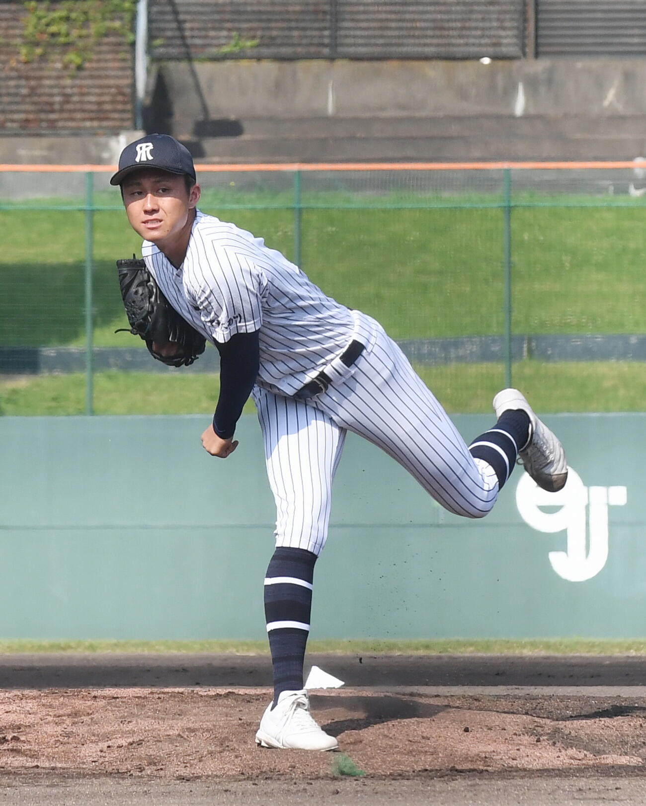 浜松商対常葉大菊川　力投する常葉大菊川先発の佐藤