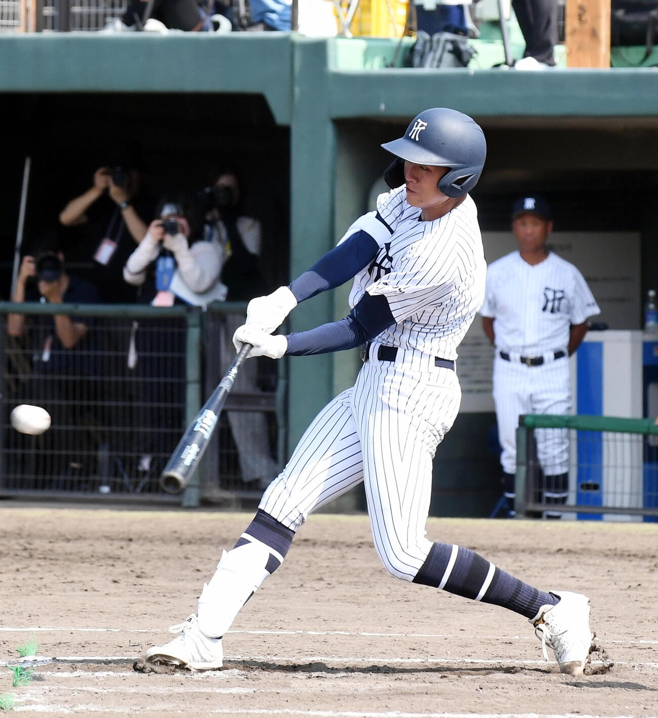 浜松商対常葉大菊川　2回裏常葉大菊川2死一、二塁、中前打を放つ佐藤