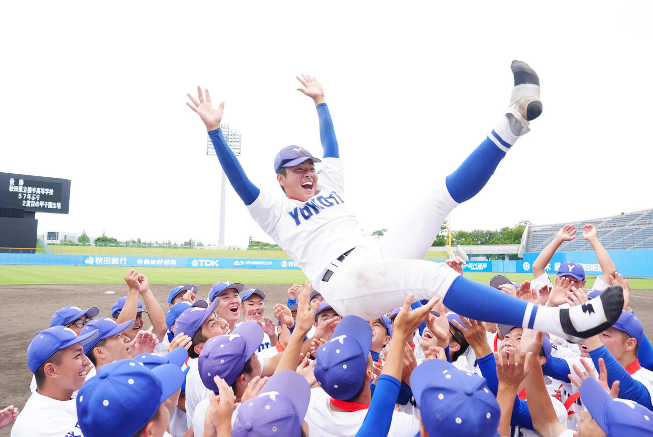 大曲工対横手　優勝を決め、チームメートに胴上げされる横手・佐藤宙斗（撮影・江口和貴）