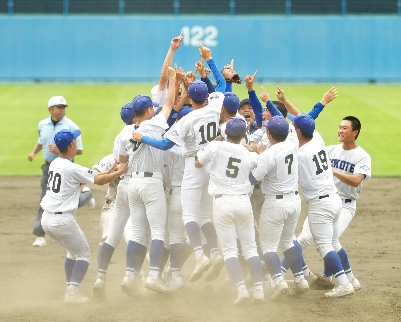 大曲工対横手　57年ぶり優勝を決め、歓喜する横手の選手たち（撮影・江口和貴）