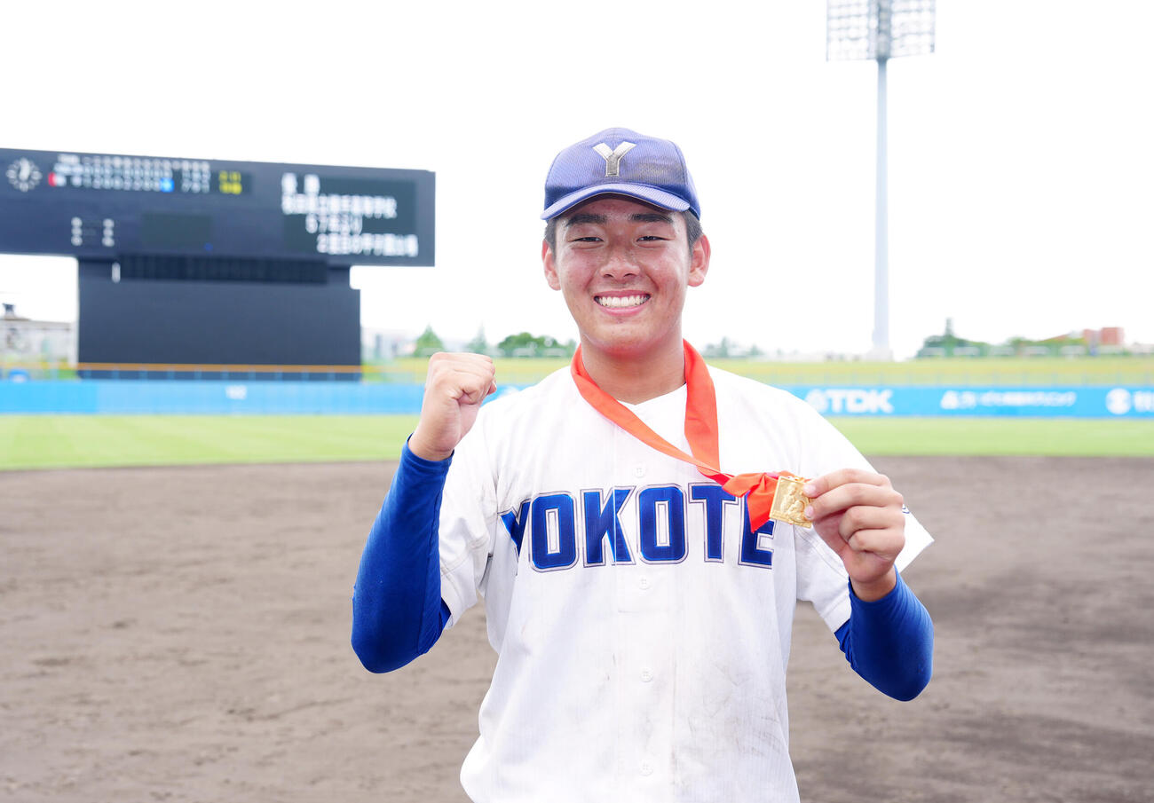 大曲工対横手　優勝を決め、写真に納まる横手・佐藤宙斗（撮影・江口和貴）