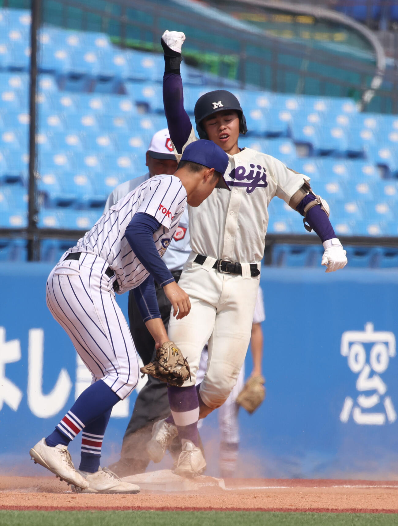 明大八王子対聖パウロ学園　2回表明大八王子2死一、二塁、村松凜太朗（右）は適時三塁打を放ちガッツポーズする（撮影・柴田隆二）