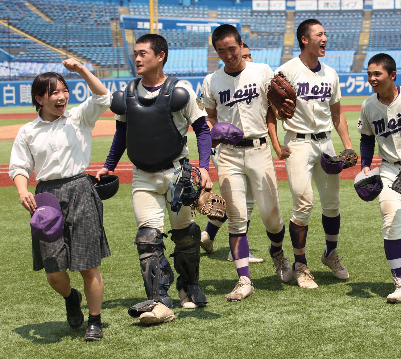 明大八王子対聖パウロ学園　勝利し喜ぶ明大八王子ナインと明大八王子初の女子部員・三宅希空（左端）（撮影・柴田隆二）