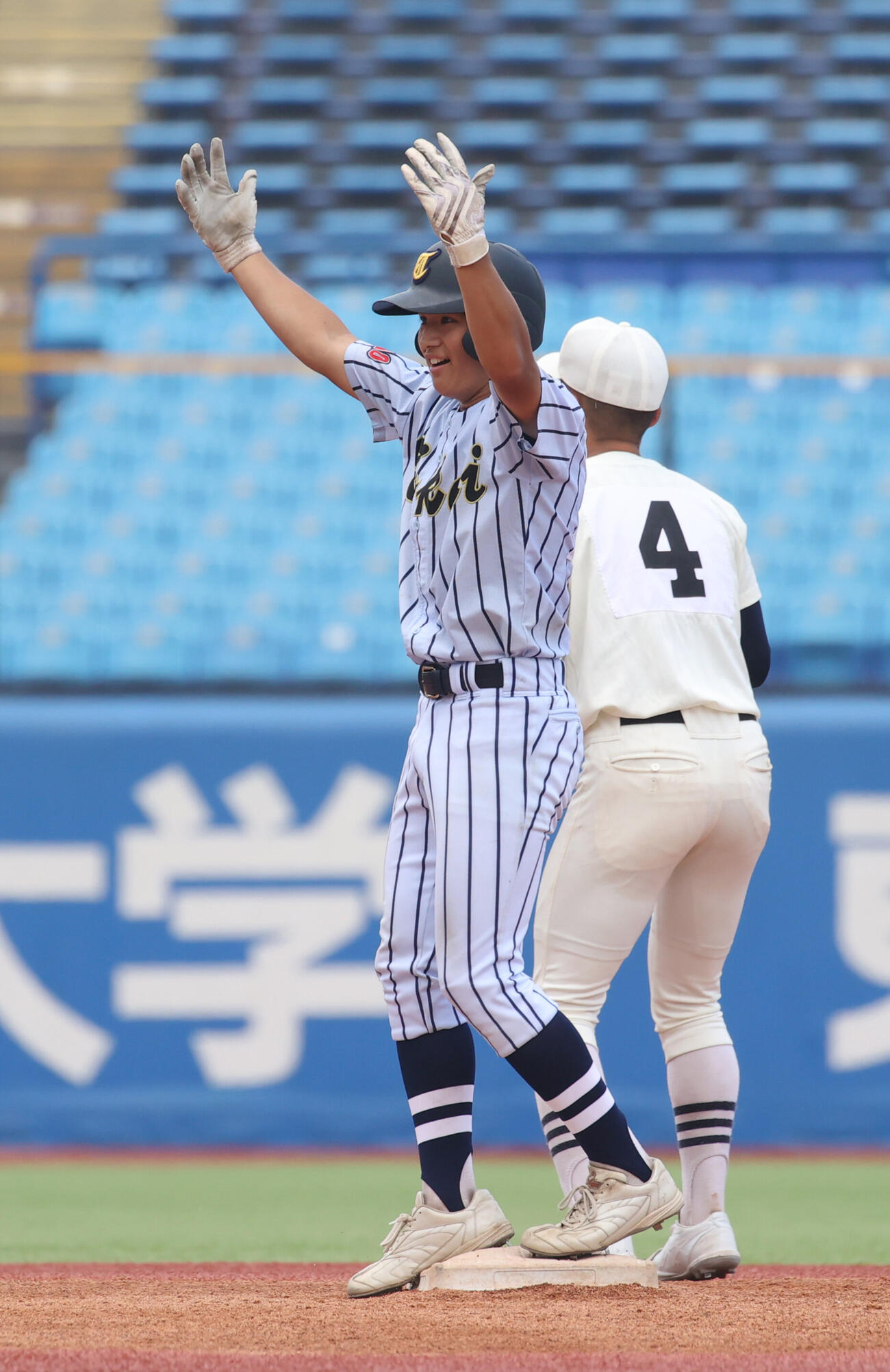 日大三対東海大菅生　6回裏東海大菅生2死三塁、海沢海人は適時二塁打を放ち喜ぶ（撮影・柴田隆二）