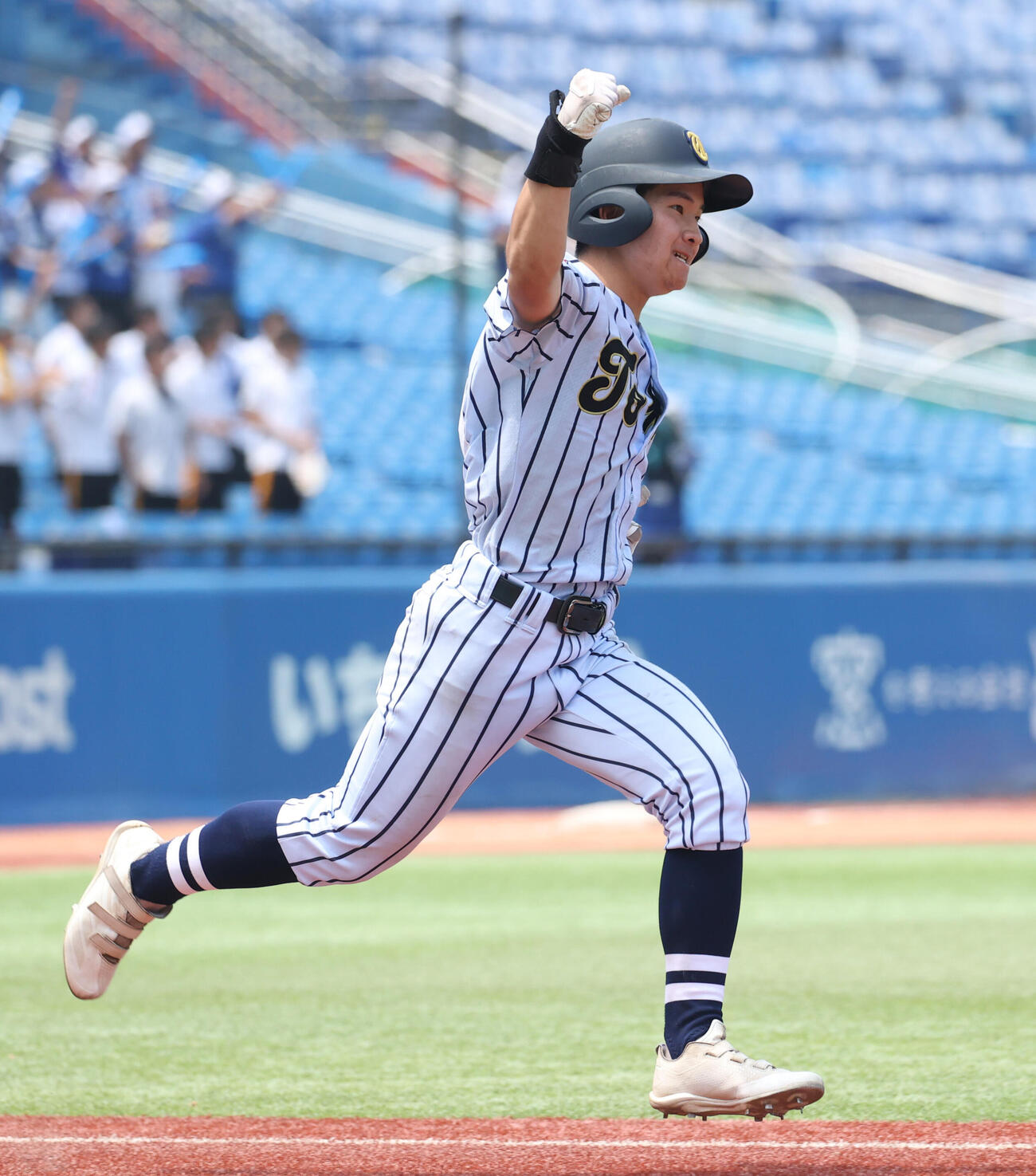 日大三対東海大菅生　4回裏東海大菅生2死三塁、小沼瑛太は適時打を放ちガッツポーズする（撮影・柴田隆二）