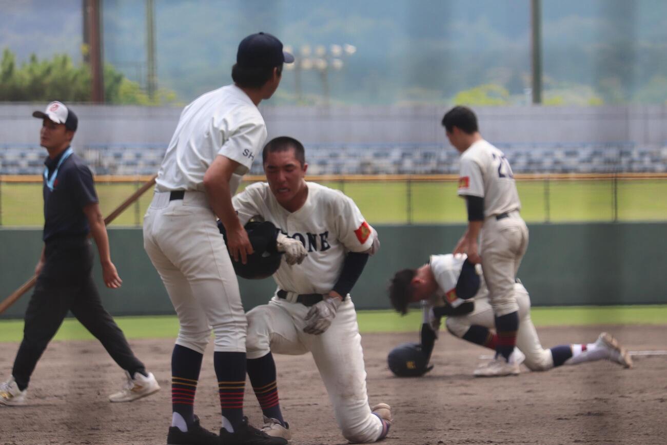 近江に敗れ泣き崩れる彦根東ナイン（撮影・佐藤妙月）