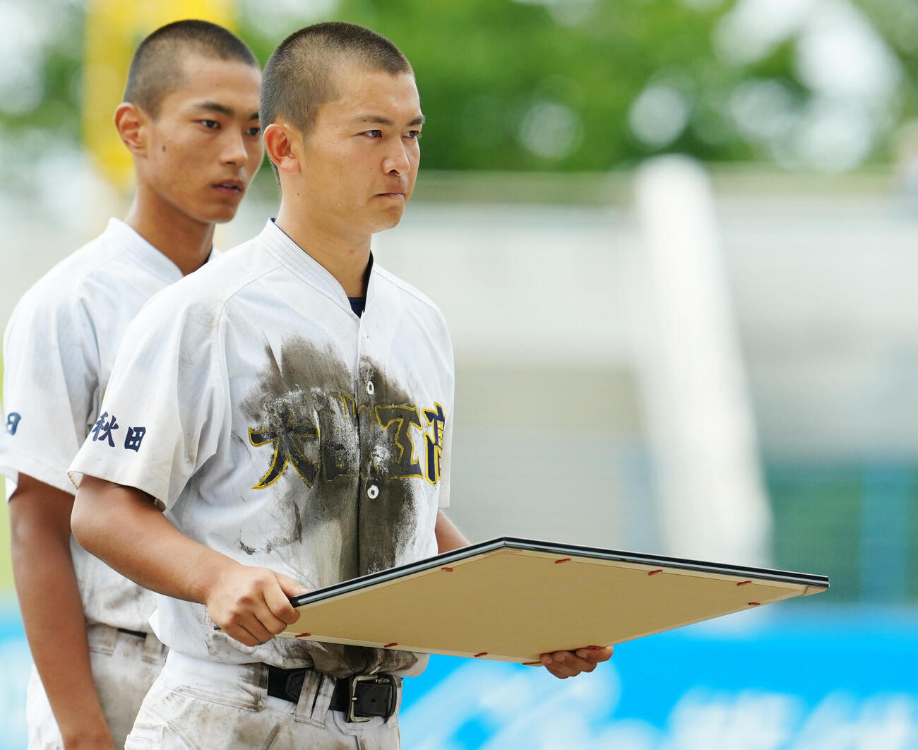 大曲工対横手　表彰式で賞状を受け取る大曲工主将の伊藤誠也（撮影・江口和貴）
