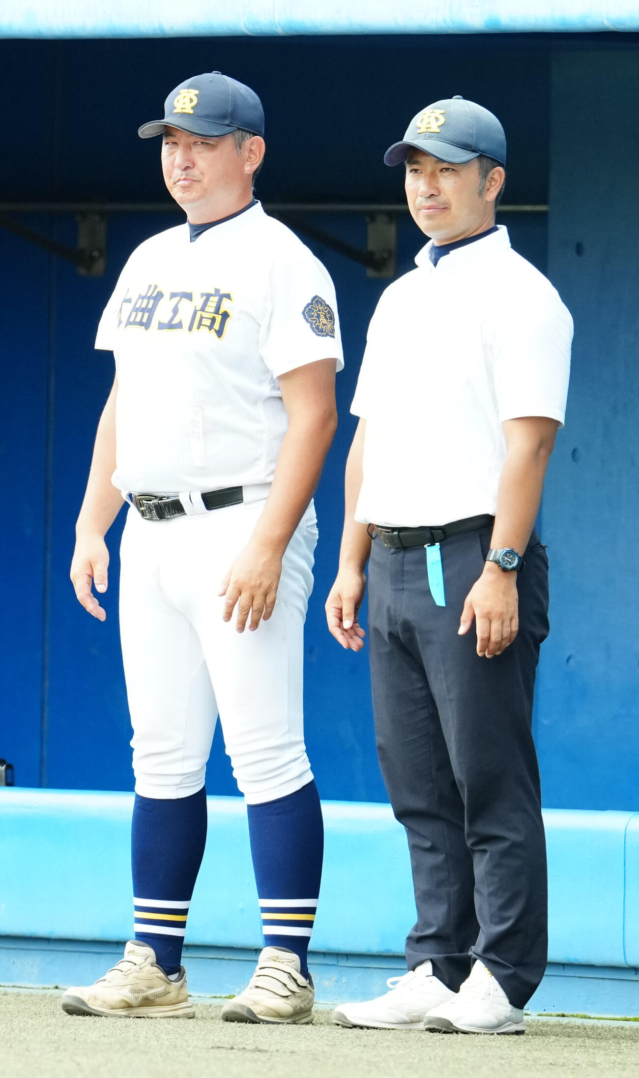 大曲工対横手　表彰式でベンチ前に整列する大曲工・佐藤将隆監督（左）（撮影・江口和貴）