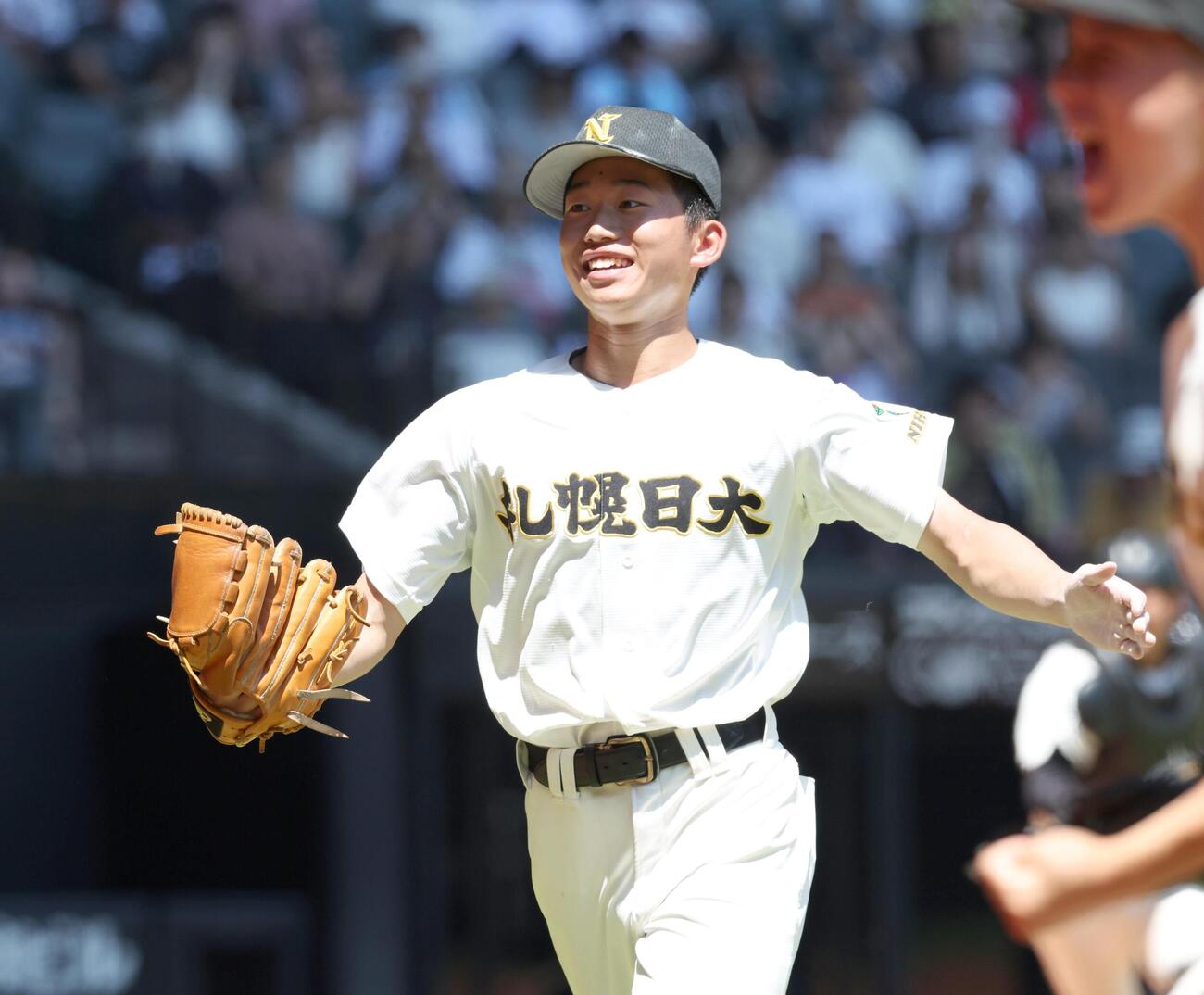 札幌日大対駒大苫小牧　8回裏、笑顔で引き揚げる前田泰佑（撮影・黒川智章）