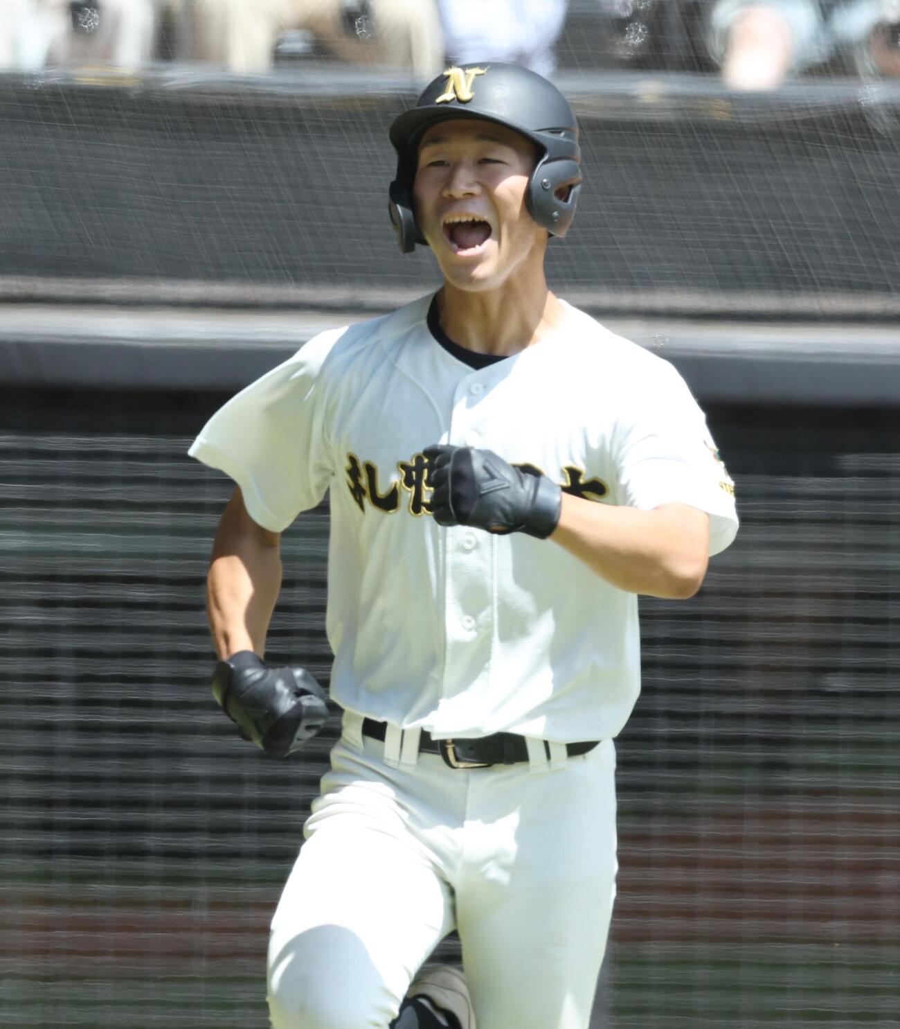 札幌日大対駒大苫小牧　4回表札幌日大無死、本塁打を放ち叫んで生還する久保友弦（撮影・黒川智章）