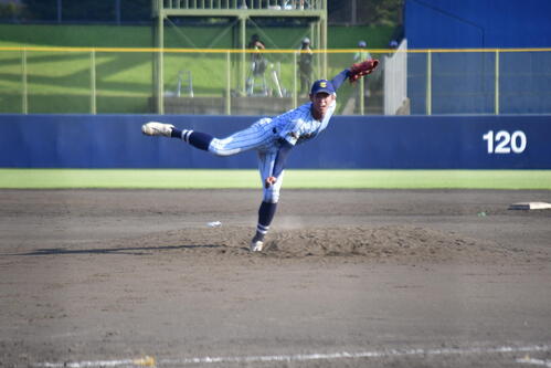 決勝戦で3失点完投勝利を収めた東海大甲府の村尾(撮影・平山連)