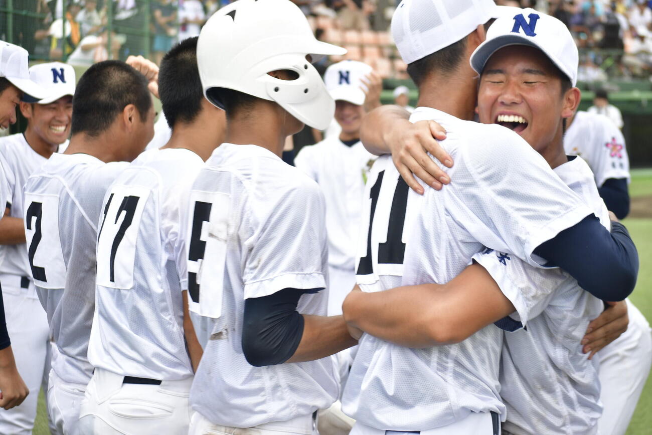 サヨナラで2季連続甲子園出場を決め、お互いをたたえ合って喜ぶ佐野日大（撮影・平山連）