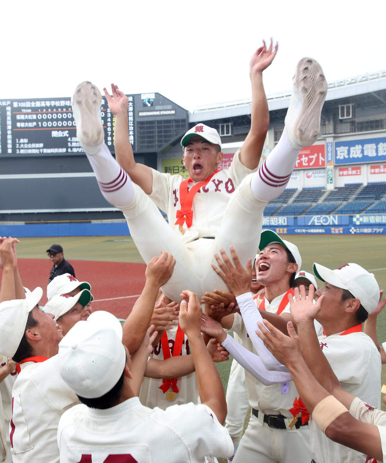 拓大紅陵対専大松戸　甲子園出場を決めナインから胴上げされる拓大紅陵・片岡拓月（撮影・柴田隆二）