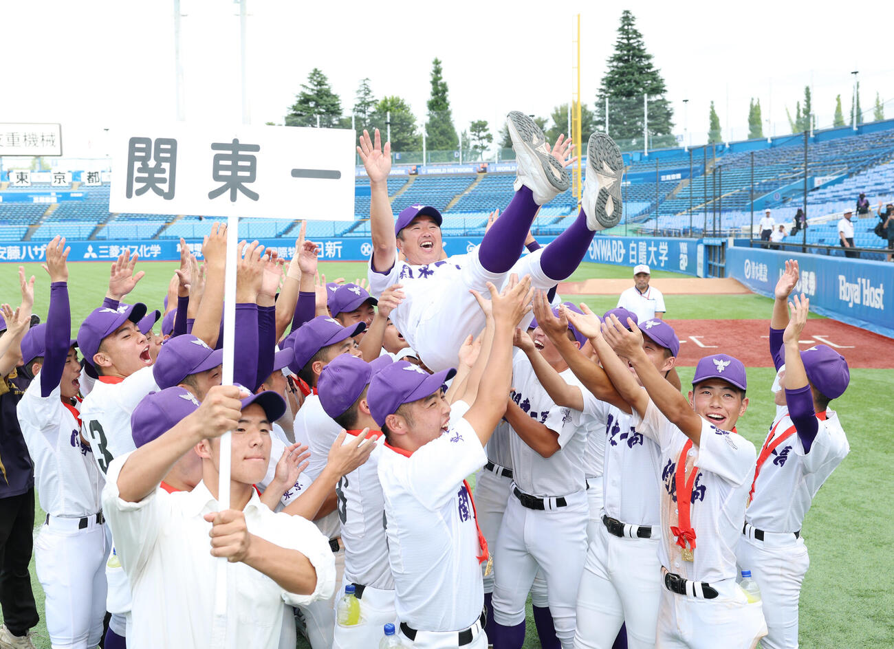 二松学舎大付対関東第一　優勝しナインに胴上げさせる関東第一・米澤貴光監督（撮影・増田悦実）