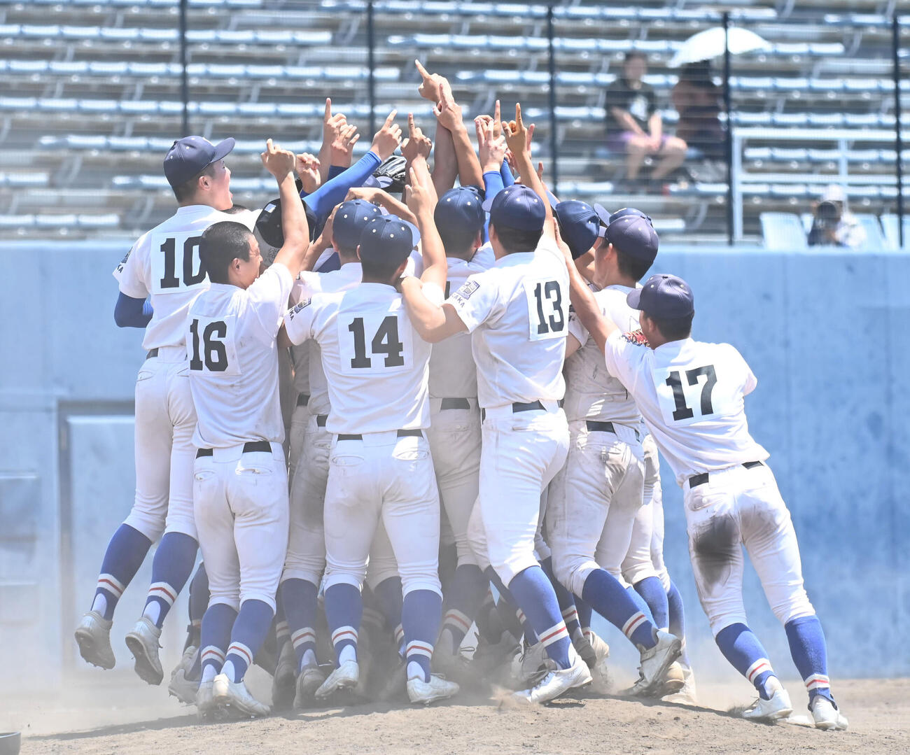履正社対箕面学園　優勝し歓喜する履正社ナイン（撮影・石井愛子）