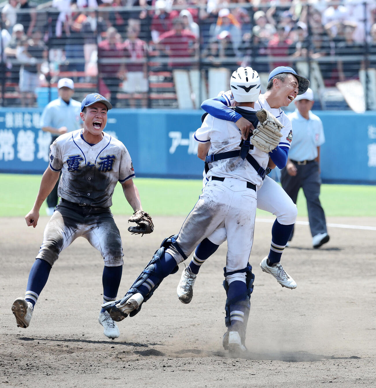 霞ケ浦対常総学院　優勝し抱き合い喜ぶ霞ケ浦・稲山幸汰（右）（撮影・鈴木正人）