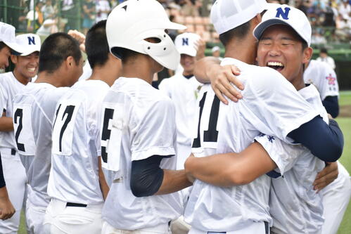 サヨナラで2季連続甲子園出場を決め、お互いをたたえ合って喜ぶ佐野日大（撮影・平山連）