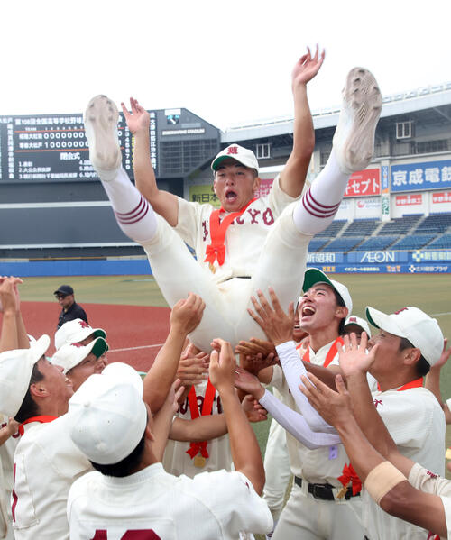 拓大紅陵対専大松戸　甲子園出場を決めナインから胴上げされる拓大紅陵・片岡拓月（撮影・柴田隆二）