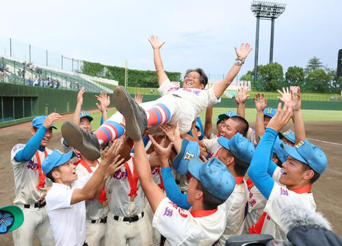 浦和学院対花咲徳栄　優勝し岩井隆監督を胴上げする花咲徳栄ナイン（撮影・増田悦実）