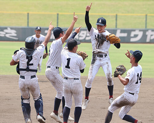 有明対東海大熊本星翔　初優勝を飾り喜ぶ有明ナイン（撮影・梅根麻紀）