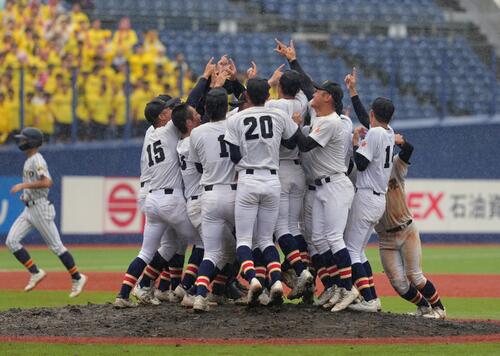 帝京長岡対日本文理　優勝し歓喜する日本文理（撮影・足立雅史）
