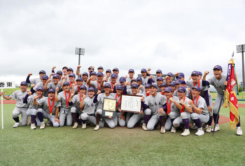 花巻東対盛岡大附　優勝し笑顔でガッツポーズをする花巻東ナイン（（撮影・増田悦実）