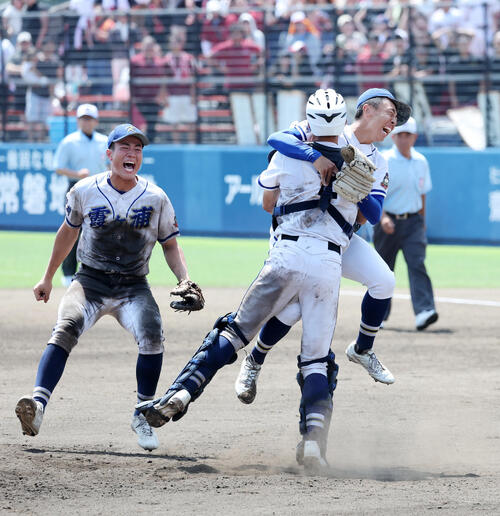 霞ケ浦対常総学院　優勝し抱き合い喜ぶ霞ケ浦・稲山幸汰（右）（撮影・鈴木正人）