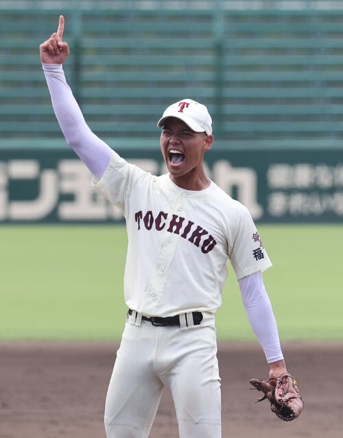 希望が丘対東筑　優勝を決めた東筑の深町光生はガッツポーズ（撮影・梅根麻紀）