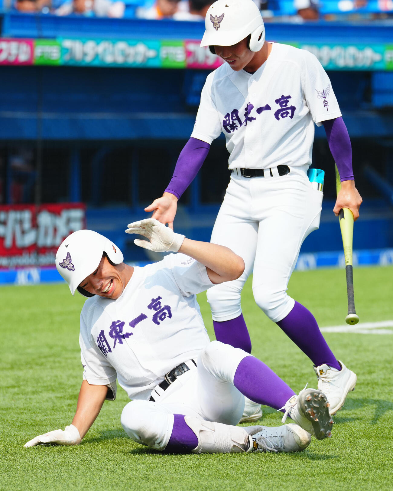 関東第一対錦城学園　1回表関東第一2死三塁、ランニング本塁打の井口瑛太（左）は勢い余って転倒する（撮影・垰建太）