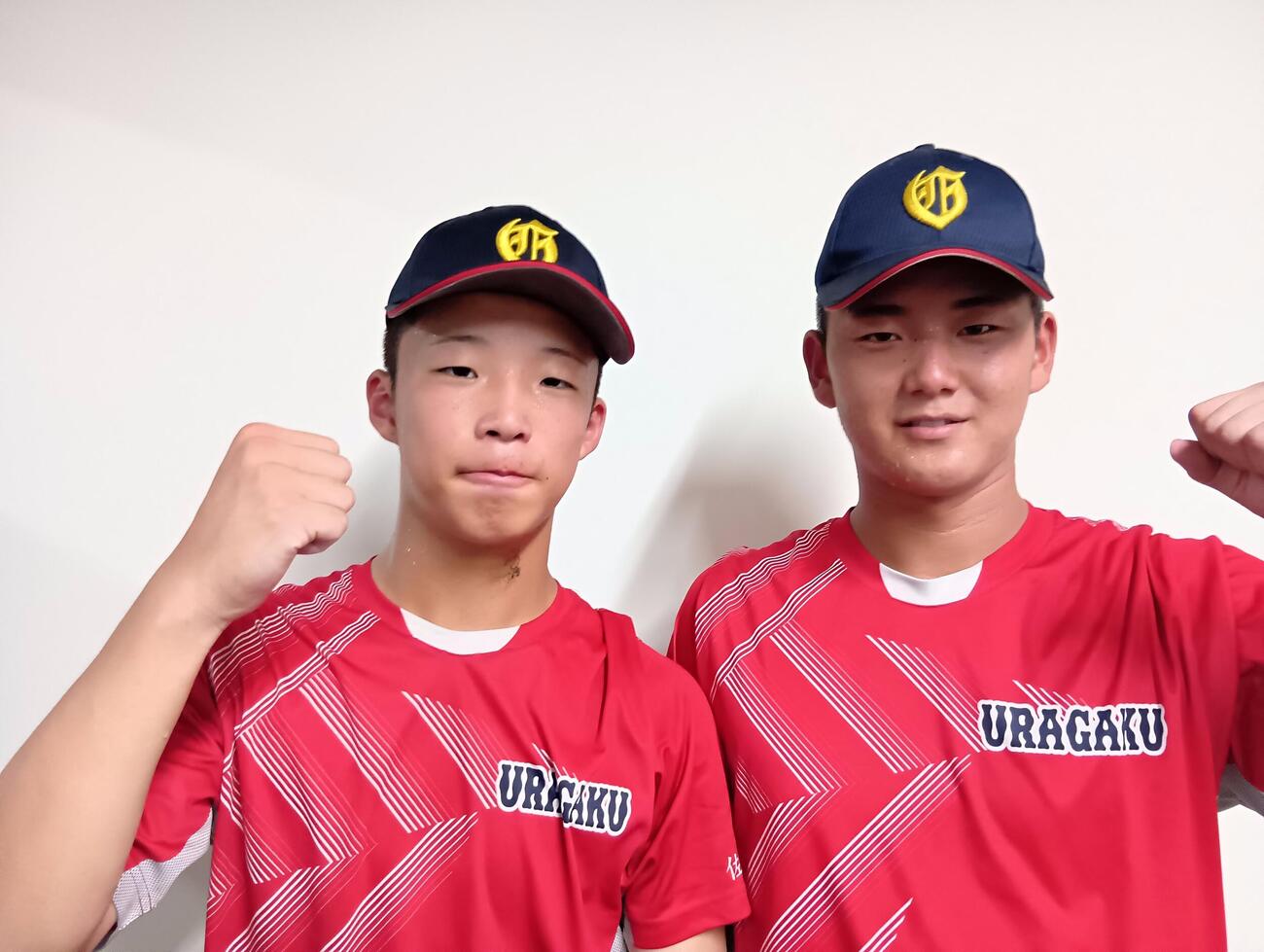 先制2ランを放った浦和学院の4番内藤（右）と5回無失点の佐々木投手はガッツポーズ