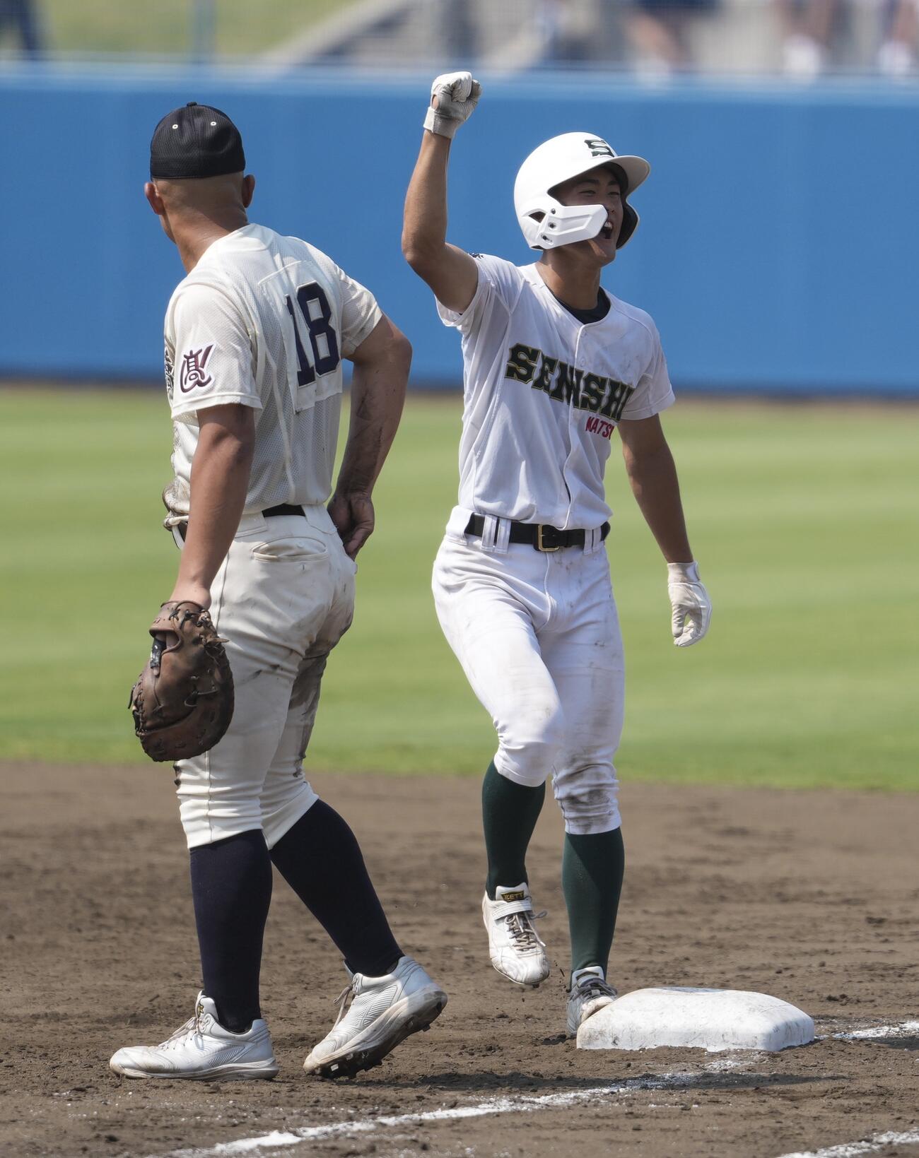 市船橋対専大松戸　3回裏専大松戸1死三塁、適時内安打を放ちガッツポーズをする宮尾日色（右）（撮影・小島史椰）