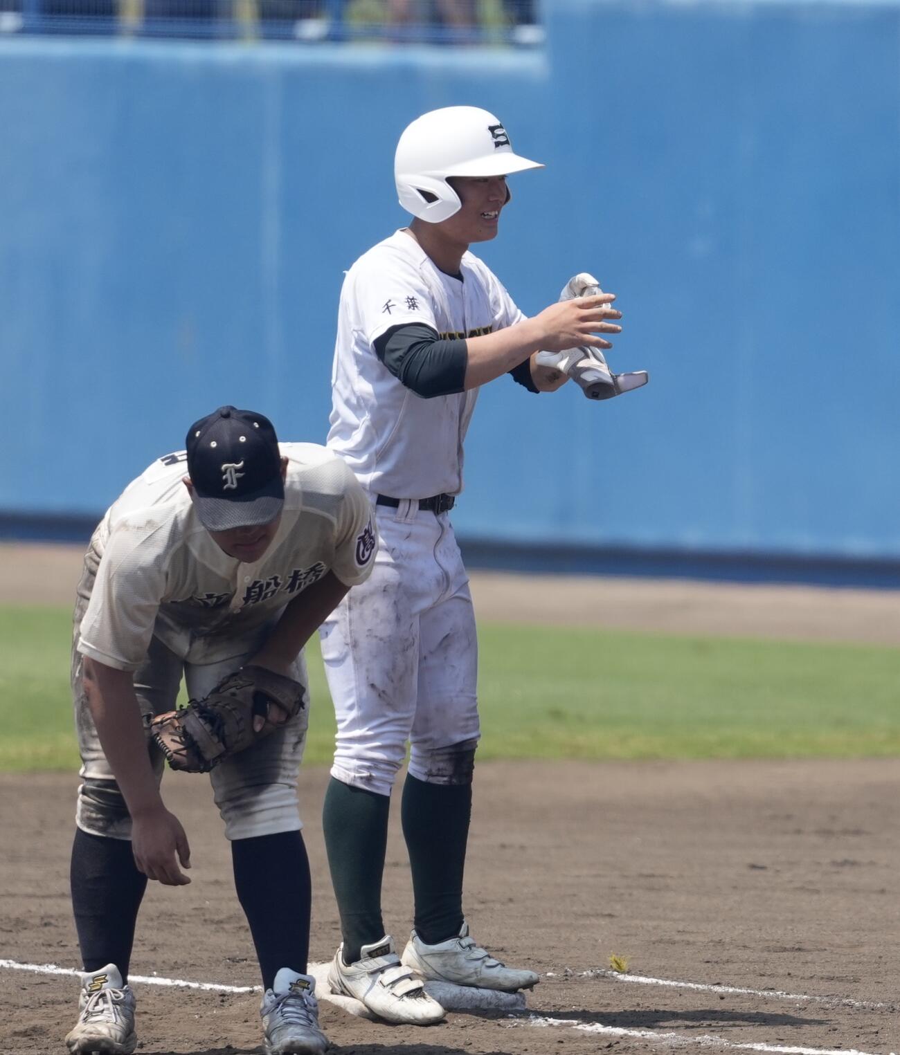 市船橋対専大松戸　6回裏専大松戸2死二塁、適時内安打を放ち出塁する苅部礼翔（右）（撮影・小島史椰）