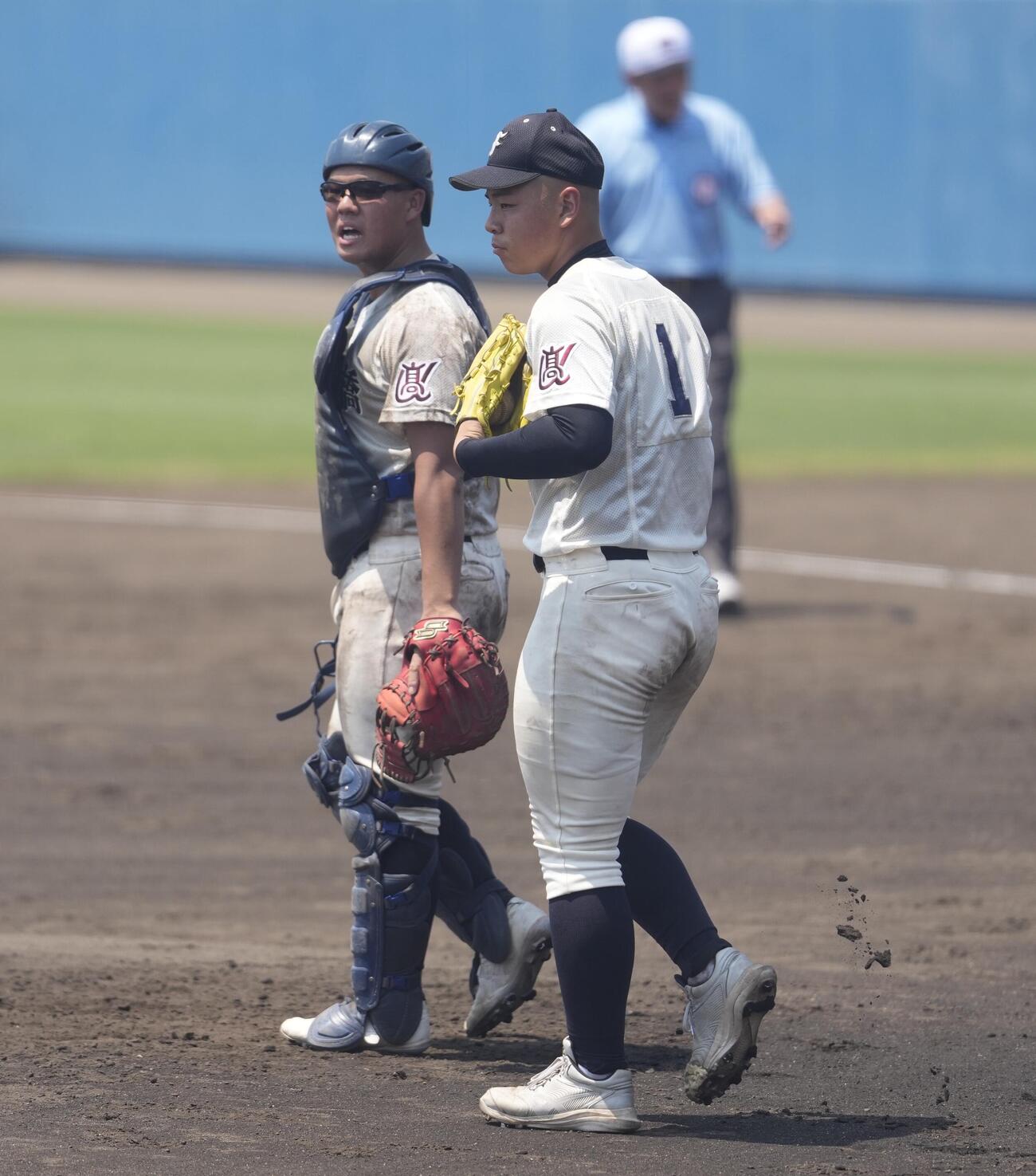 市船橋対専大松戸　6回裏専大松戸2死一塁、マウンドで話をする市船橋・篠原颯（左）と諸岡杜和（撮影・小島史椰）