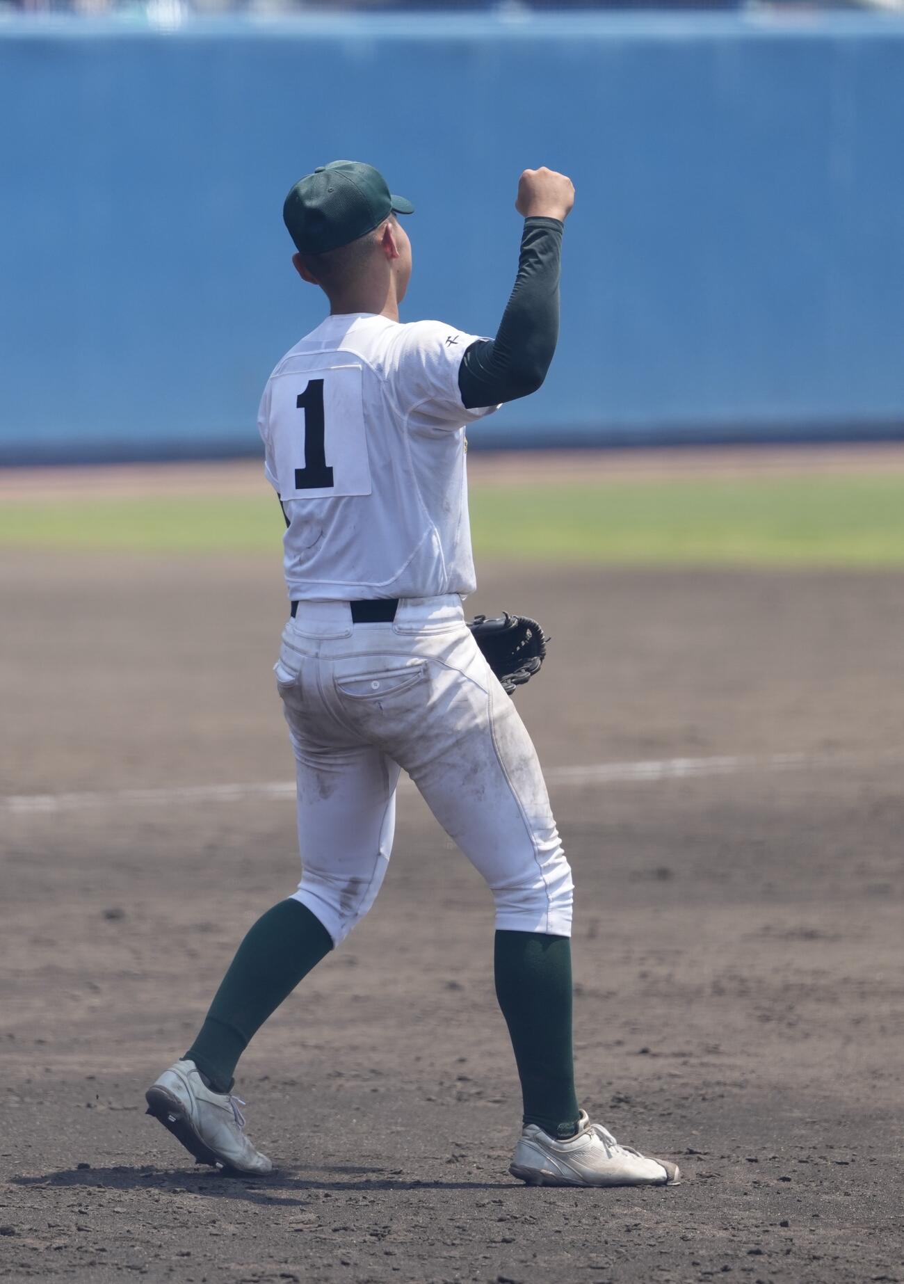 市船橋対専大松戸　市船橋に勝利しガッツポーズをする専大松戸・門倉昂大（撮影・小島史椰）