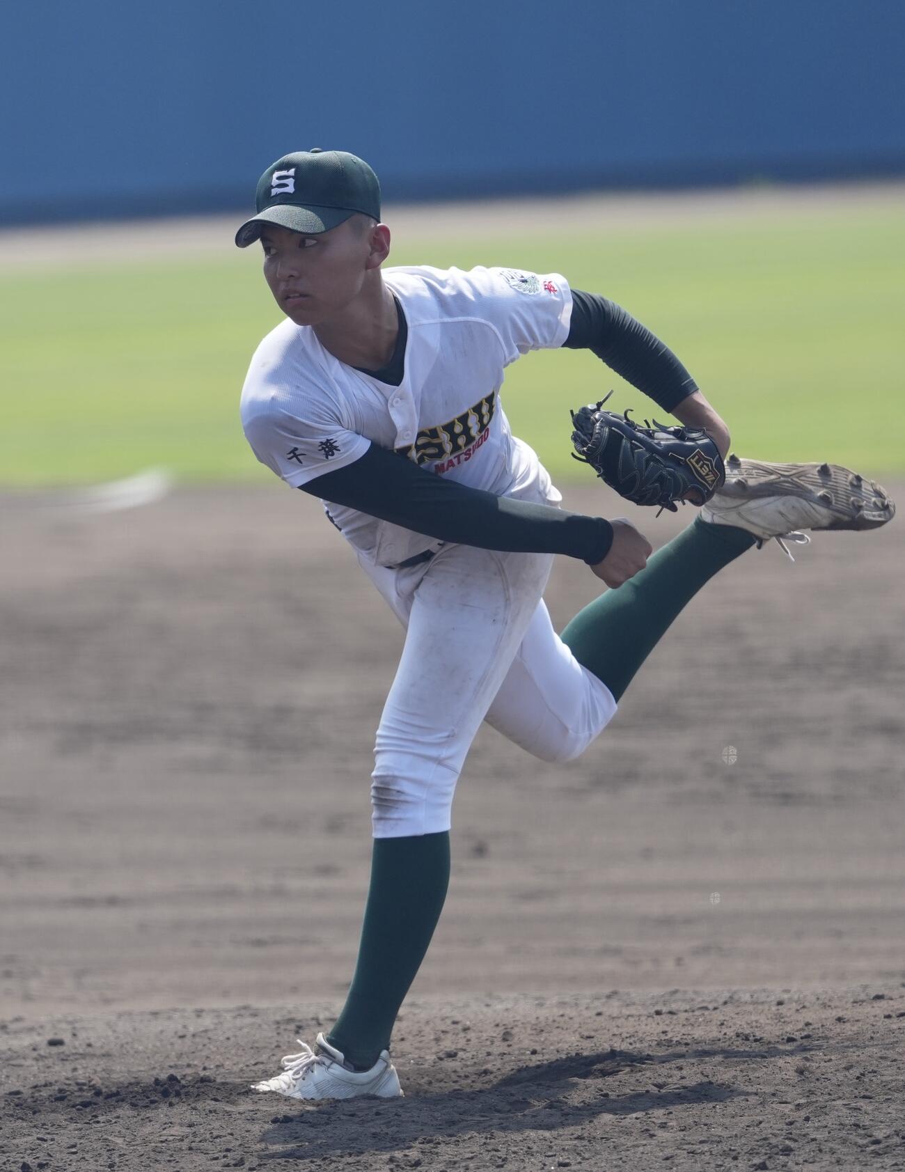 市船橋対専大松戸　4回表から途中から登板し力投する専大松戸・門倉昂大（撮影・小島史椰）