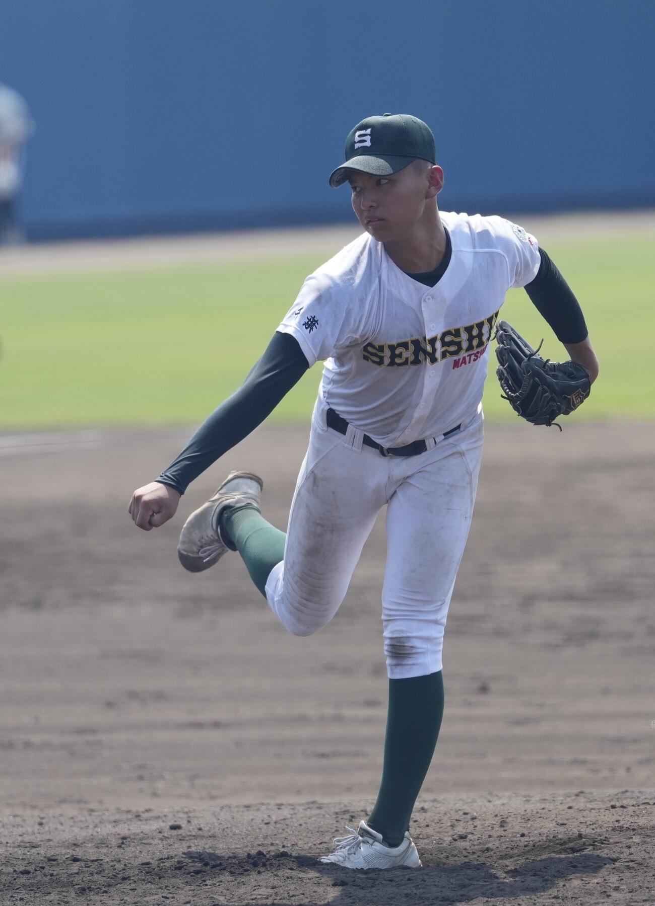 市船橋対専大松戸　4回表から途中から登板し力投する専大松戸・門倉昂大（撮影・小島史椰）