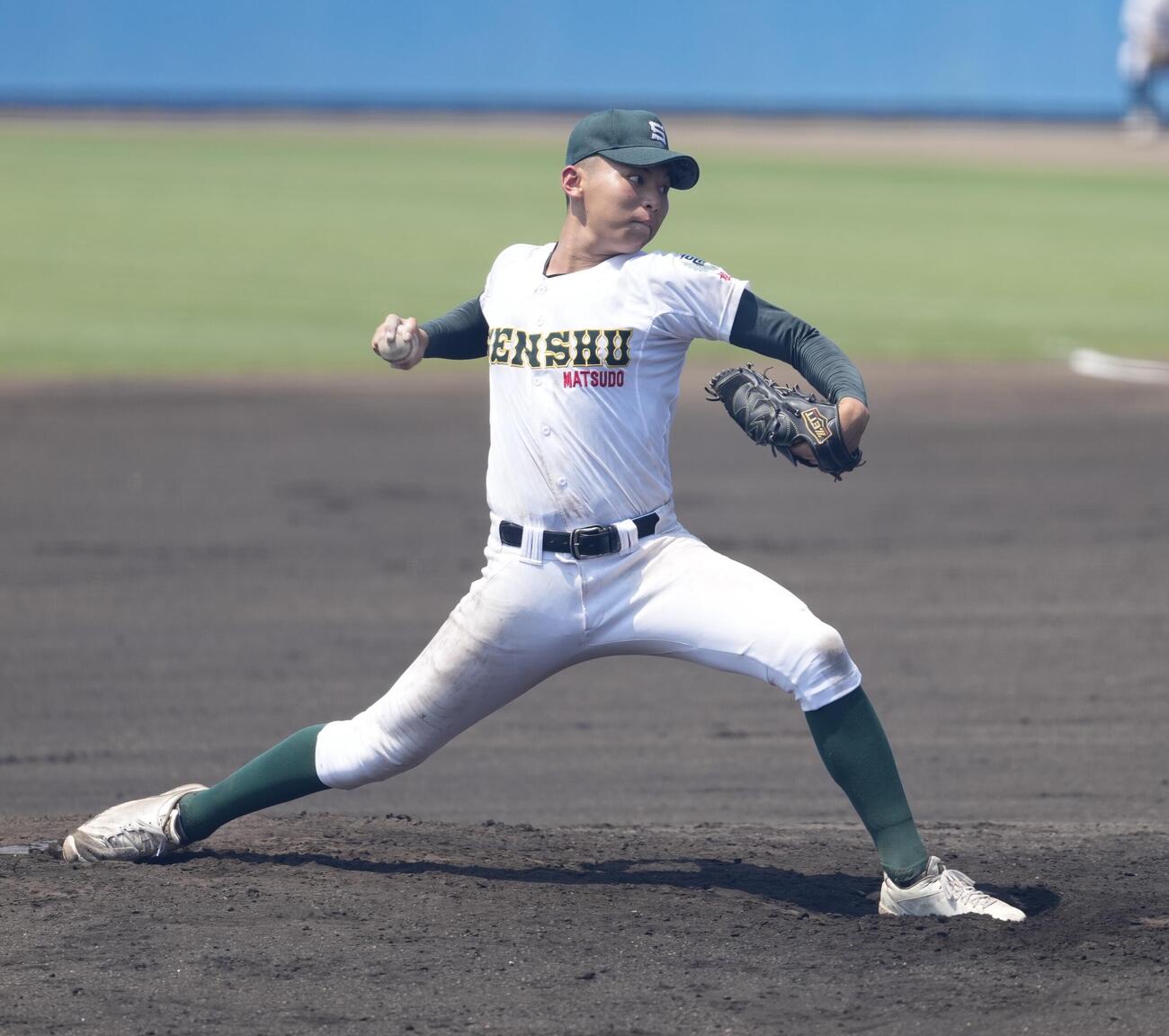 市船橋対専大松戸　4回表から途中から登板し力投する専大松戸・門倉昂大（撮影・小島史椰）