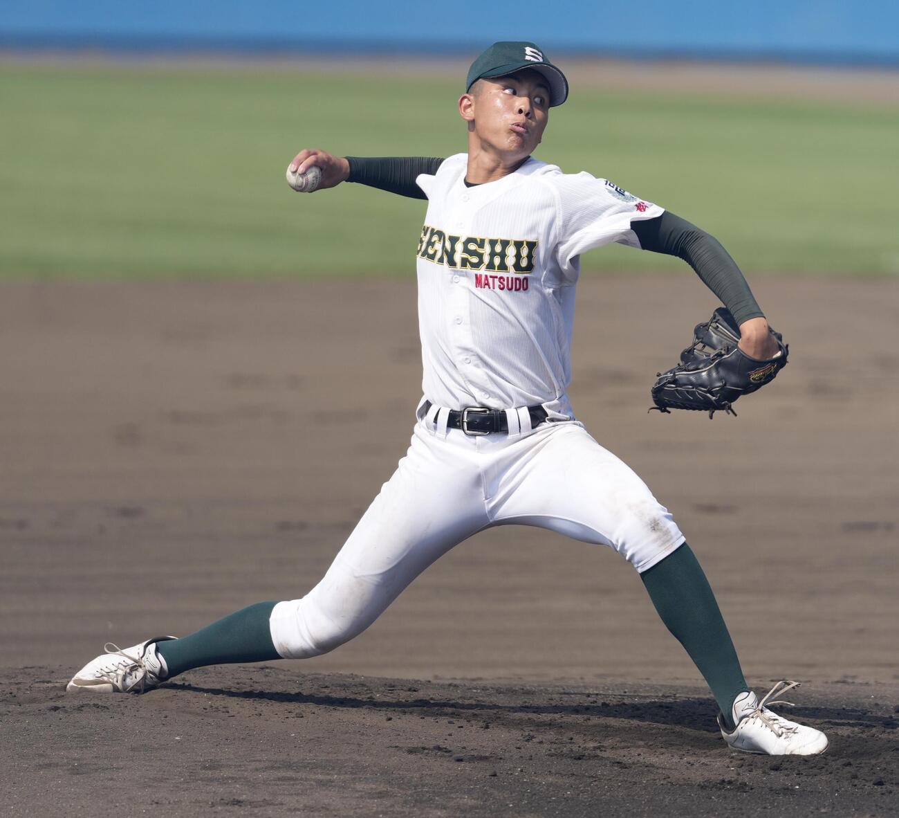 市船橋対専大松戸　力投する先発の専大松戸・畠山真大（撮影・小島史椰）