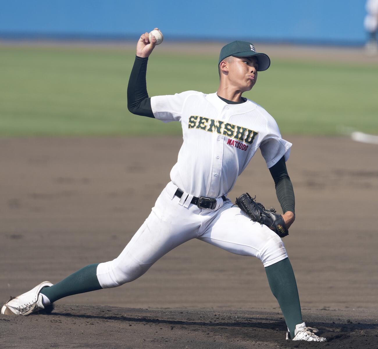 市船橋対専大松戸　力投する先発の専大松戸・畠山真大（撮影・小島史椰）