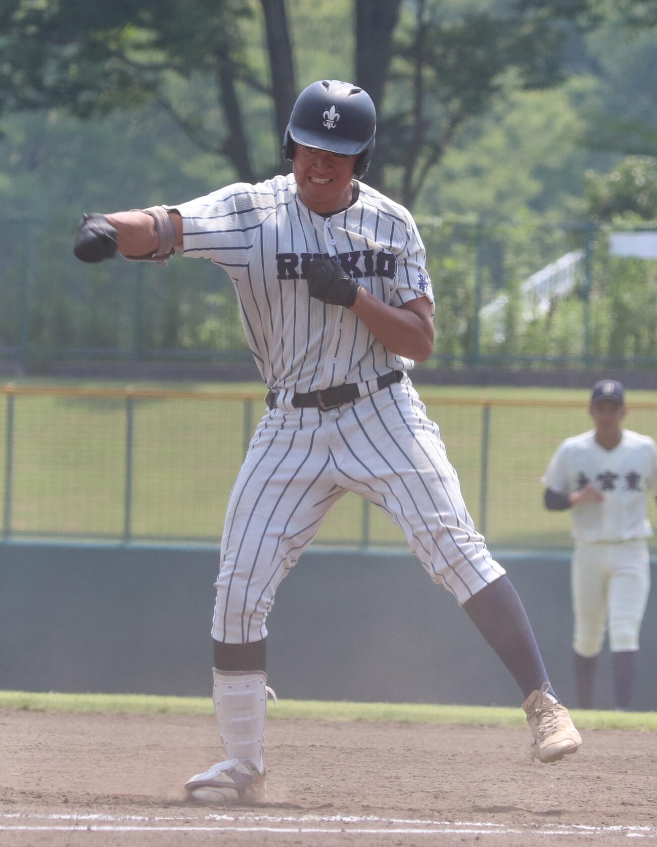 大宮東対立教新座　4回裏2死一、二塁、逆転の適時打を放ちガッツポーズする立教新座・井上一龍（撮影・会田京叶）