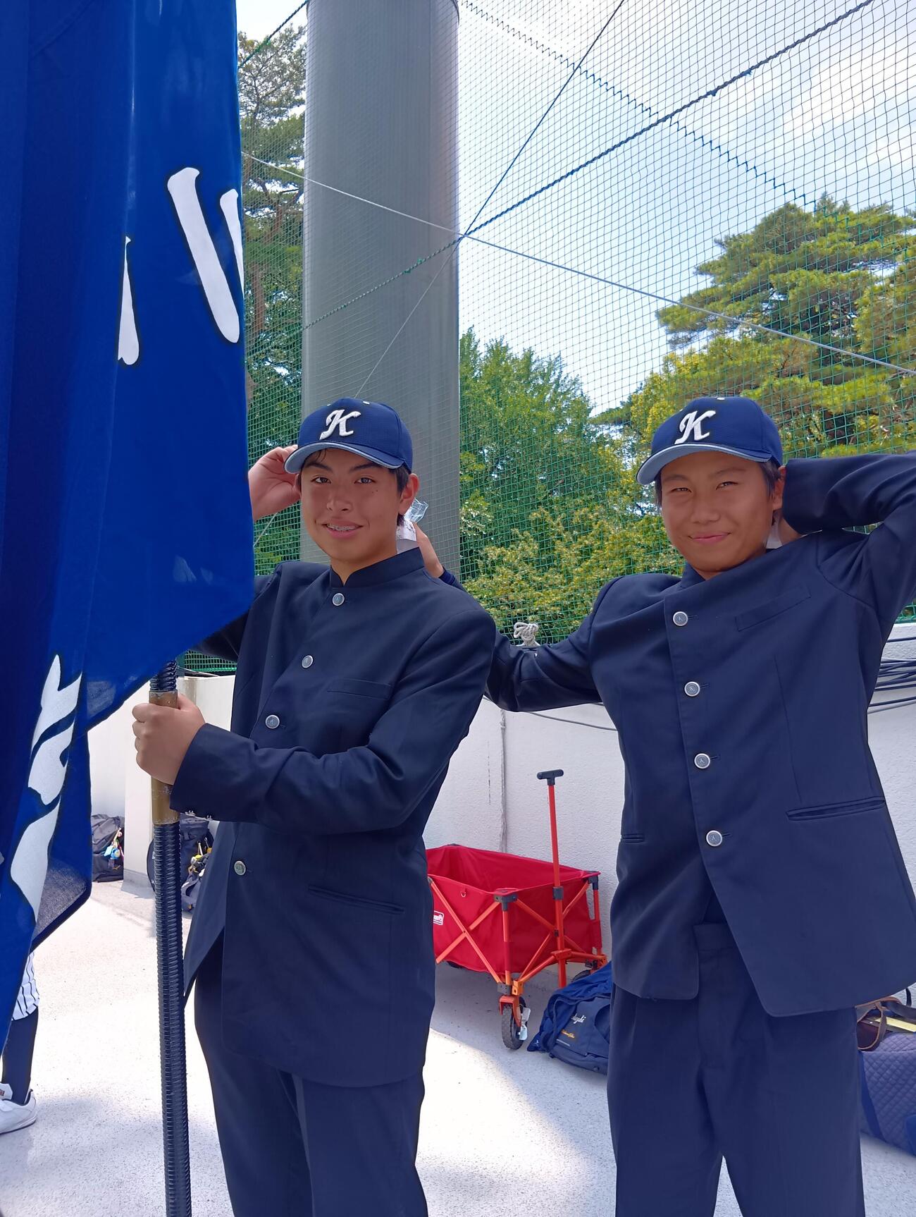 酷暑の中、首にかち割り氷を当てて団旗を振る川口市立の鈴木遥介さん（右）と清水颯人さん