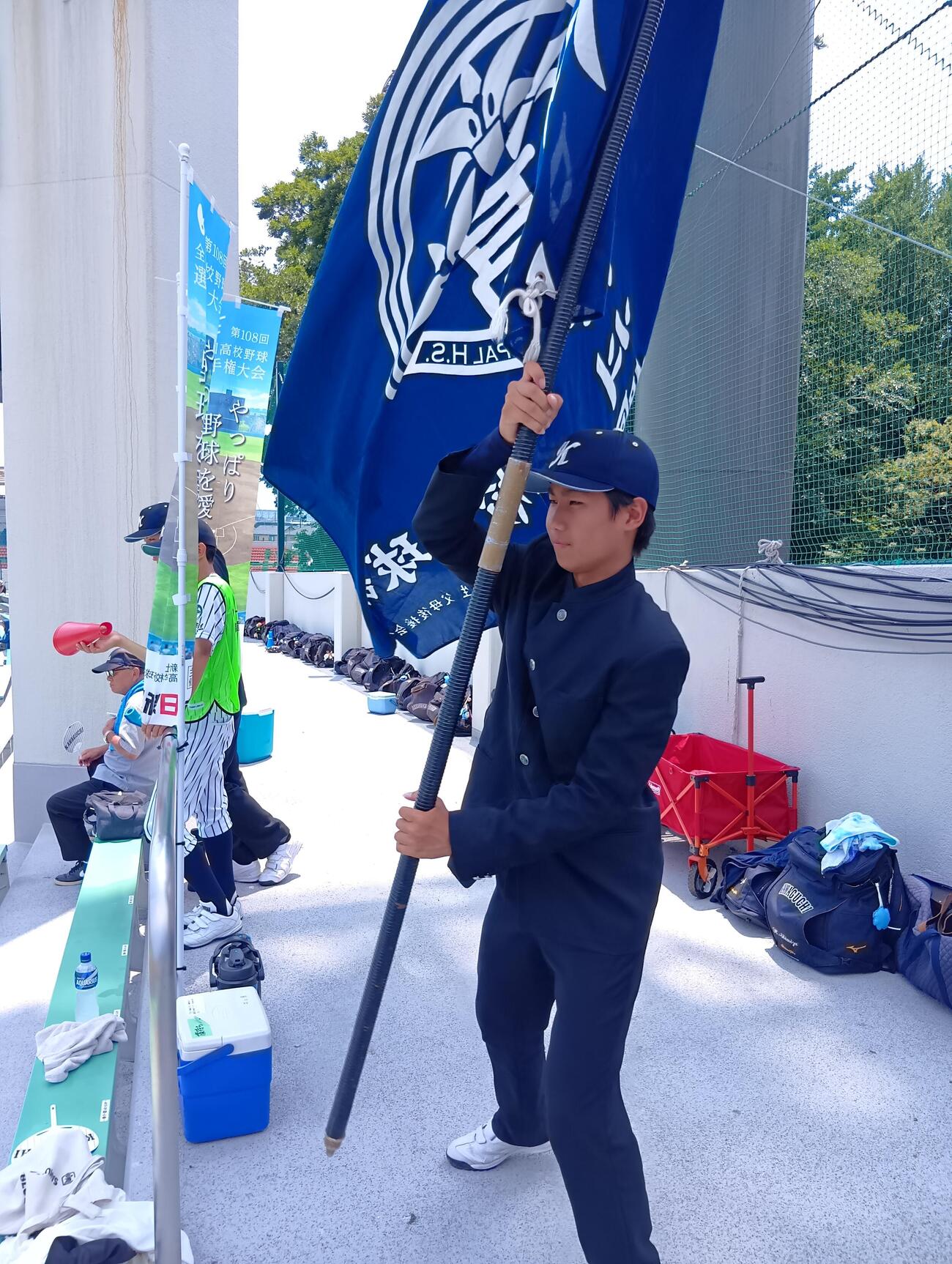 酷暑の中、団旗を振る川口市立の清水颯人さん